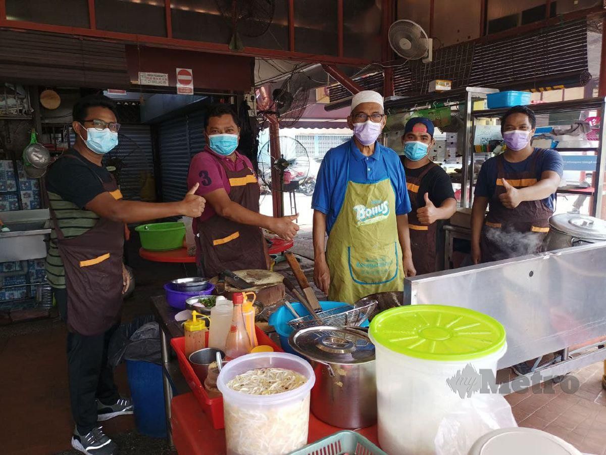Empat daripada lima anak lelaki Mohd Jaafar yang membantunya di kedainya di Kampung Jawa dengan seorang lagi menghantar makanan. FOTO NAZRI ABU BAKAR