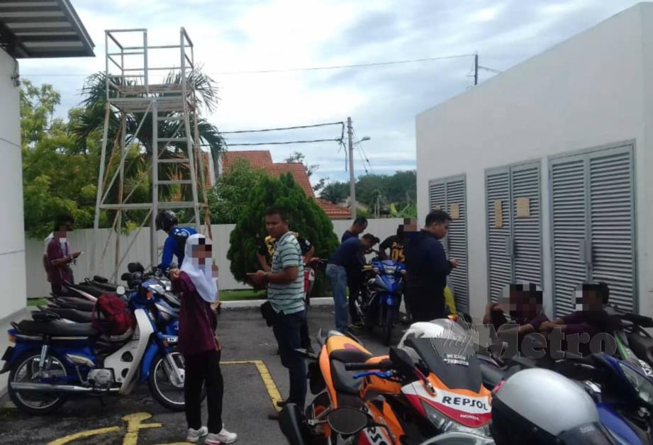 ANGGOTA polis melakukan pemeriksaan terhadap pelajar sekolah yang menunggang motosikal di tepi stesen minyak di Taman Tunku Maheran. FOTO Ihsan PDRM