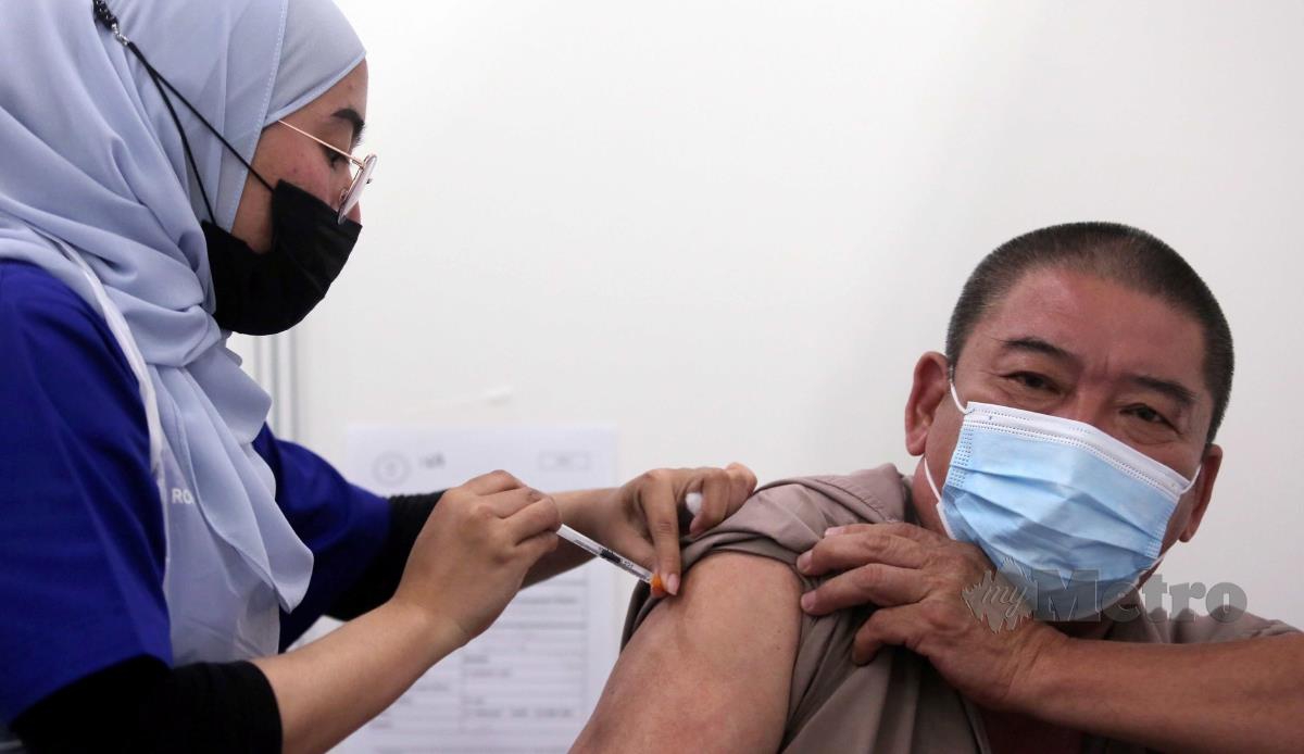 Petugas perubatan memberikan suntikan vaksin AstraZaneca kepada orang ramai yang hadir  ketika tinjauan di Pusat Pemberian Vaksin (PPV) IDCC Seksyen 15 Shah Alam. FOTO MUHD ASYRAF SAWAL