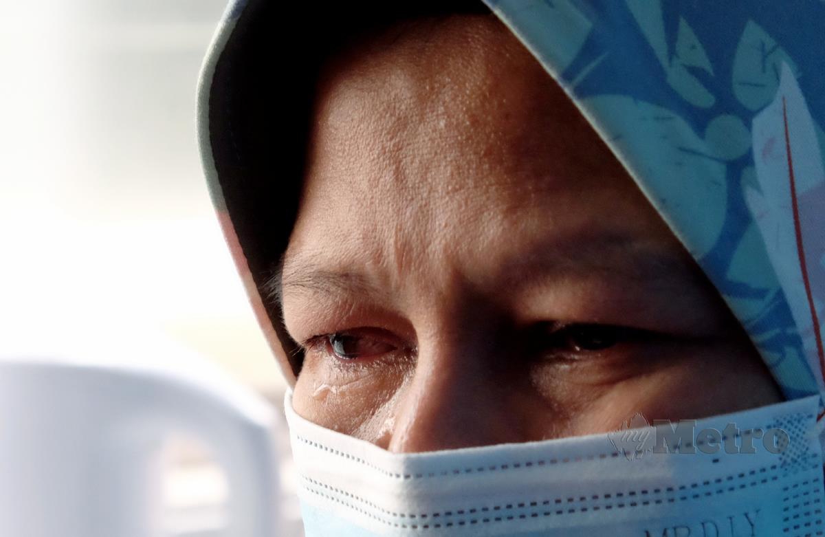 OKU Penglihatan, Siti Hadijah Abu Bakar, 46 mengalirkan air mata tidak dapat menahan sebak ketika di temubual selepas menerima sumbangan usahawan OKU yang terjejas akibat pelaksanaan PKP 3.0. FOTO MOHD YUSNI ARIFFIN