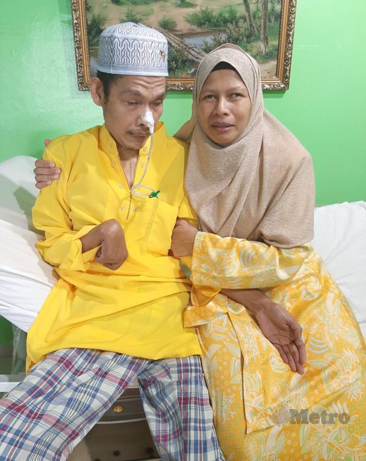 Siti Hadijah Abu Bakar, 46, OKU buta menjaga suaminya Khairul Fauzi Zainuddin juga OKU buta yang terlantar sakit angin ahmar hingga suaminya itu meninggal dunia 27 Disember tahun lalu pada usia 46 tahun. FOTO MOHD YUSNI ARIFFIN