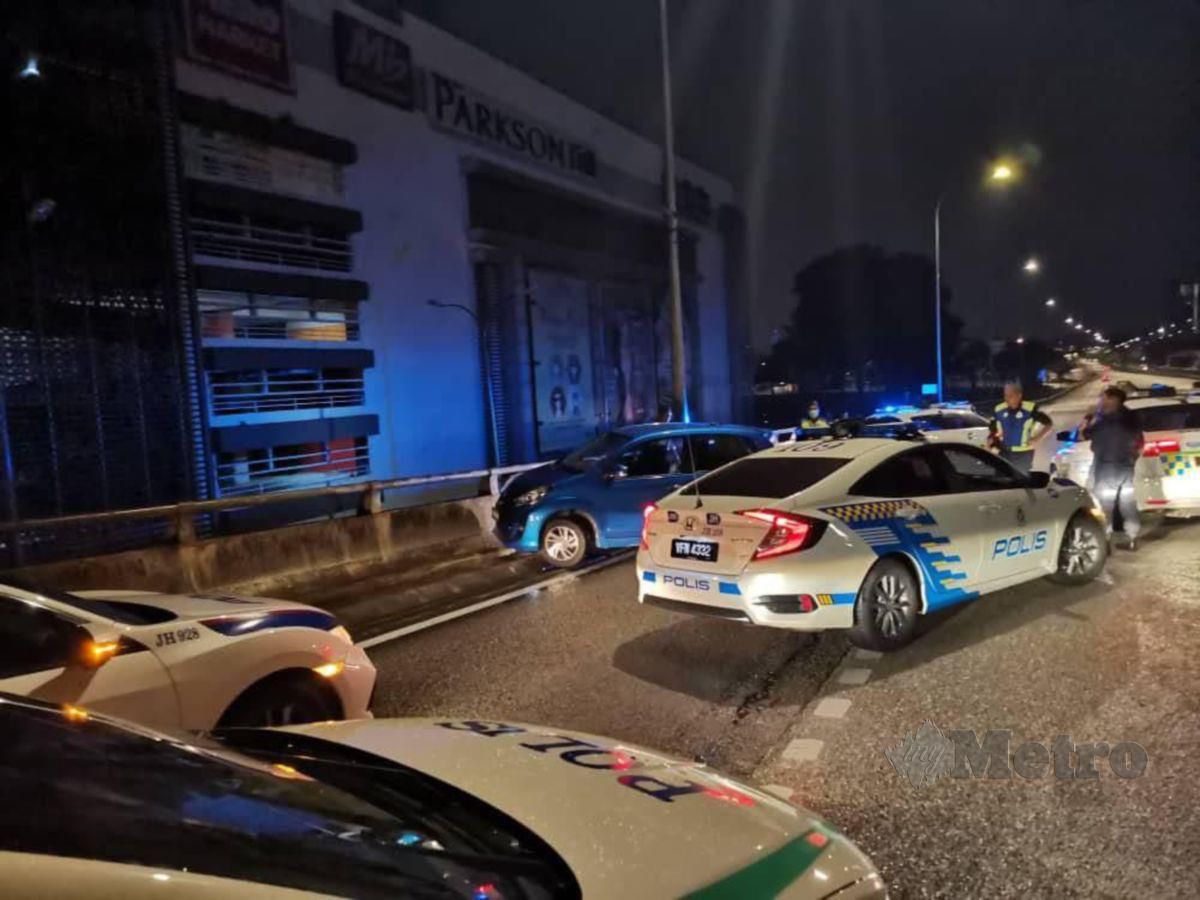 Polis mengepung Perodua Myvi biru yang dinaiki suspek pecah rumah. FOTO Ihsan PDRM