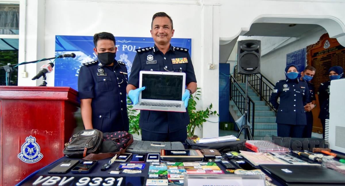 Ketua Polis Daerah Petaling Jaya, Asisten Komisioner Mohammad Fakhrudin Abdul Hamid menunjukkan barang rampasan pada sidang media di IPD Petaling Jaya. FOTO GENES GULITAH