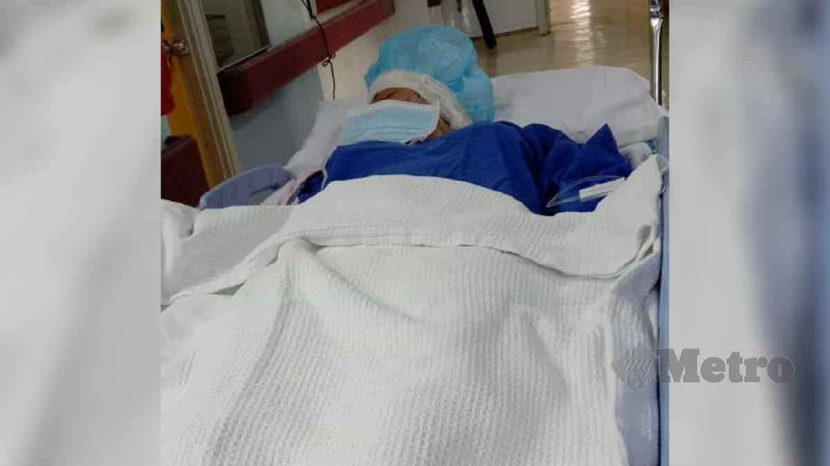 Wanita yang cedera parah akibat ditikam suami dalam kejadian di Chabang Empat, di sini, dibawa ke bilik bedah petang semalam dan kini sedang dipantau di ICU HRPZ II, Kota Bharu. FOTO IHSAN KELUARGA