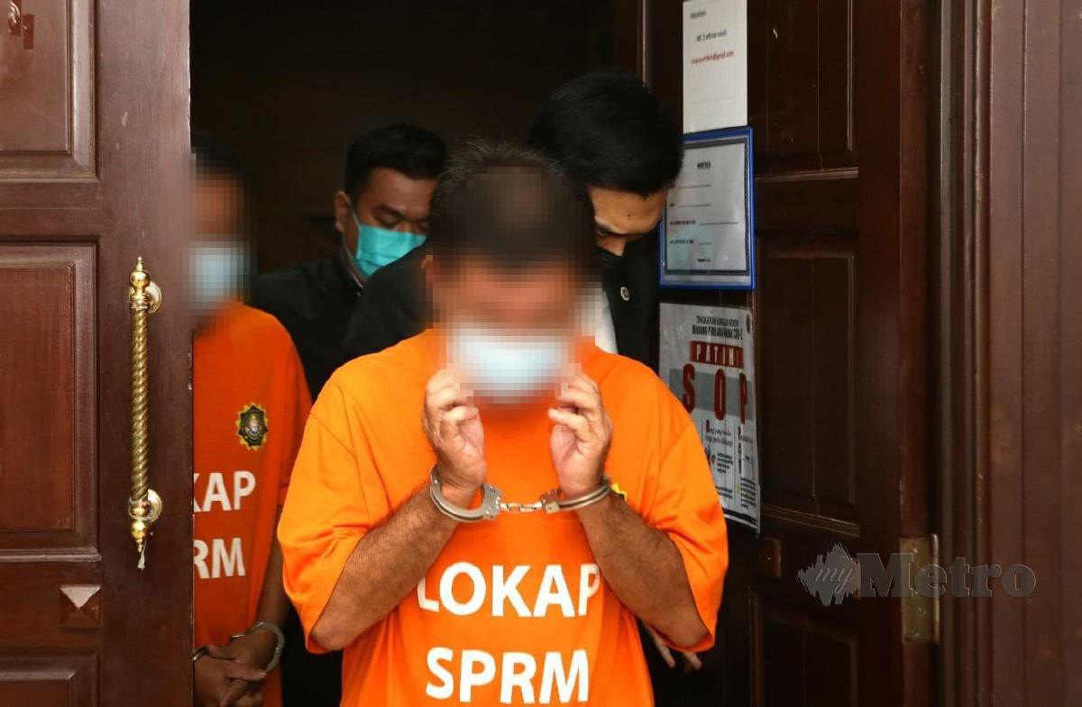 Dua orang Warganegara tempatan di bawa ke Mahkamah Kuching untuk permohonan reman atas kesalahan Seksyen 18 ASPRM 2009. FOTO NADIM BOKHARI