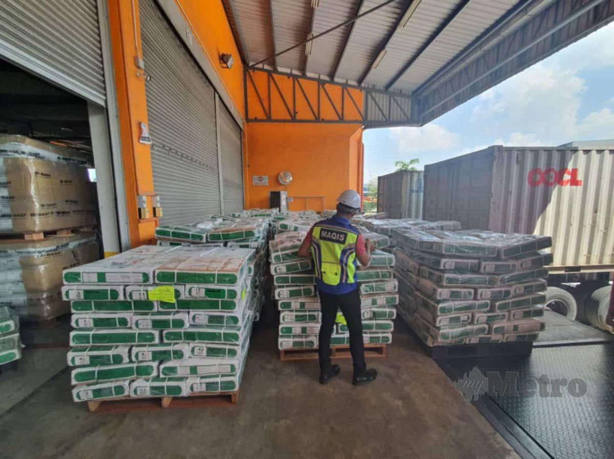 Jabatan Perkhidmatan Kuarantin dan Pemeriksaan Malaysia (MAQIS) Johor merampas 83.9 tan daging kerbau dari negara India di Pelabuhan Pasir Gudang, Johor Bahru. FOTO IHSAN MAQIS JOHOR