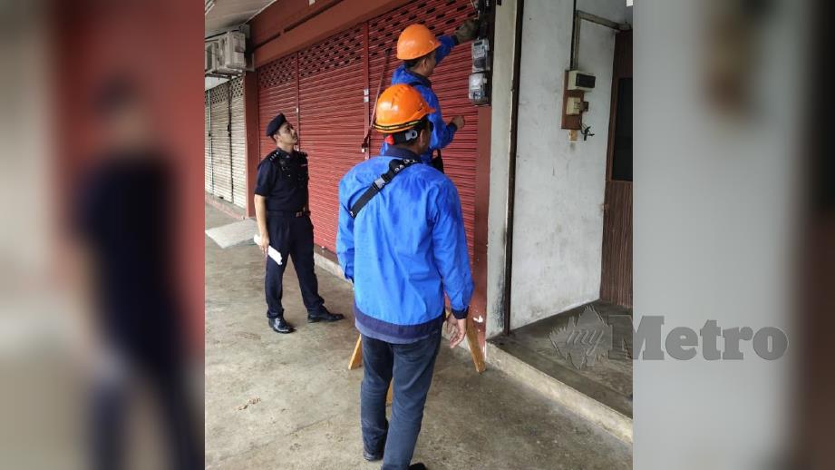 TINDAKAN pemotongan bekalan elektrik dilakukan terhadap premis yang menjalankan aktiviti judi dalam talian sekitar Kuala Muda dalam Operasi Pemotongan Bekalan Elektrik Terhadap Premis Perjudian Fasa 3. FOTO Ihsan PDRM