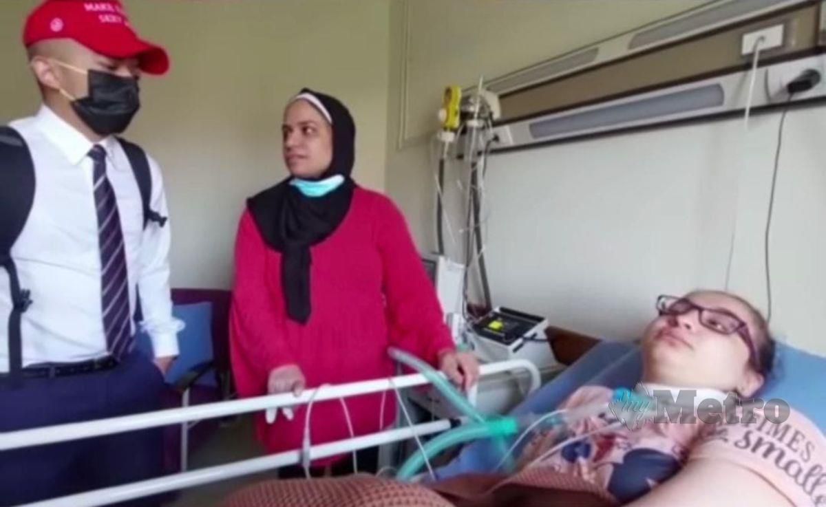 Caprice ketika melakukan lawatan ke Hospital Palestin di Kaherah.