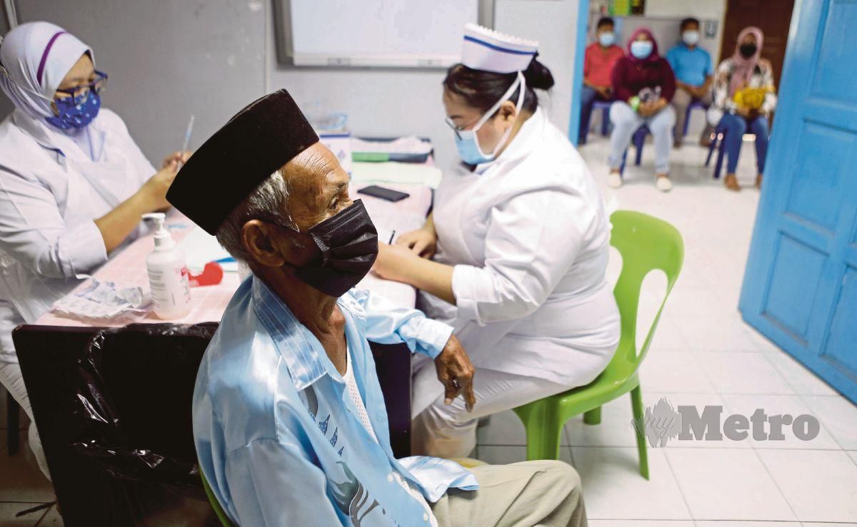 Sebahagian warga emas yang menerima suntikan vaksin Covid-19. FOTO Nadim Bokhari