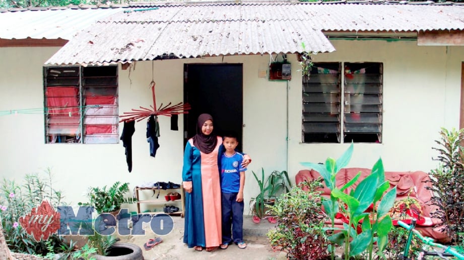 IBU tunggal, Azizah Yusoff, 45, bersama dengan anaknya, Mohamad Rizal Asman, 10 berteduh di rumah milik ibu saudaranya sejak 10 tahun lalu di Kampung Gong Dermin, Pasir Tumbuh. FOTO Nik Abdullah Nik Omar