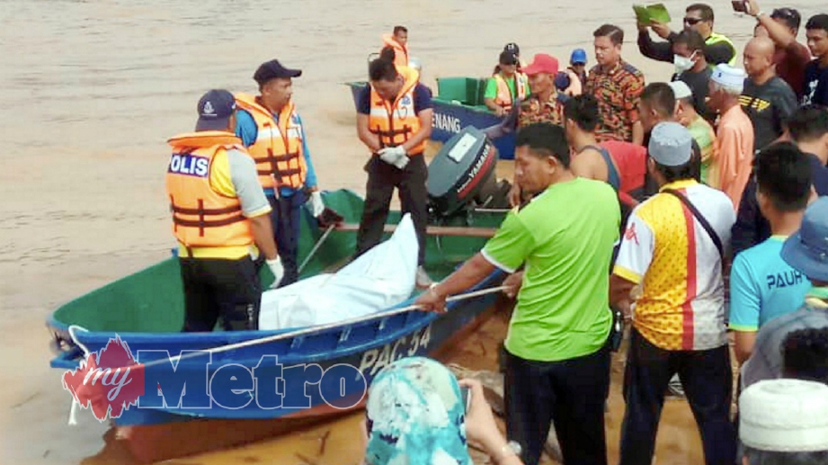 MANGSA yang juga pekerja pam pasir, Sulaili Hassan, 42 dibawa naik pasukan polis dan bomba selepas ditemui lemas sejak tiga hari lalu di tebing Sungai Kelantan, dekat Paloh Rawa dan dibawa ke Hospital Machang untuk bedah siasat. FOTO Ihsan pembaca