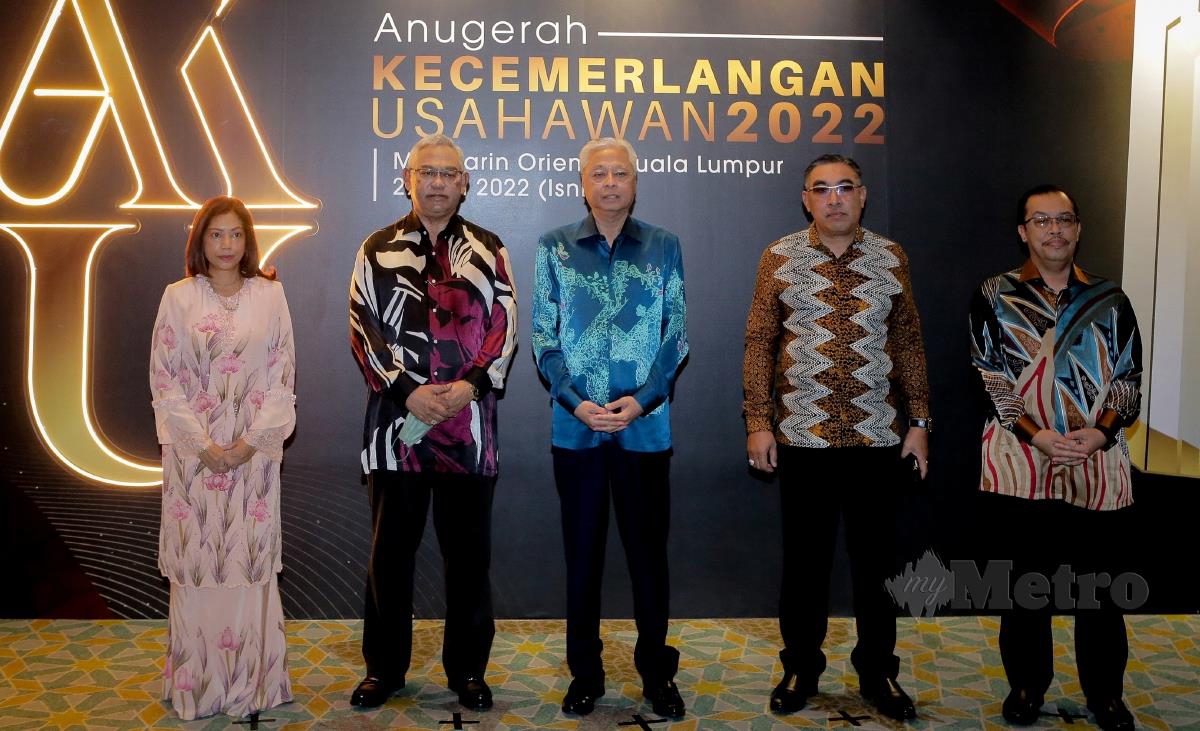 Datuk Seri Ismail Sabri Yaakob (tengah) bersama Tan Sri Noh Omar (dua dari kiri) hadir pada Anugerah Kecemerlangan Usahawan 2022 di Hotel Mandarin Oriental. FOTO ASYRAF HAMZAH