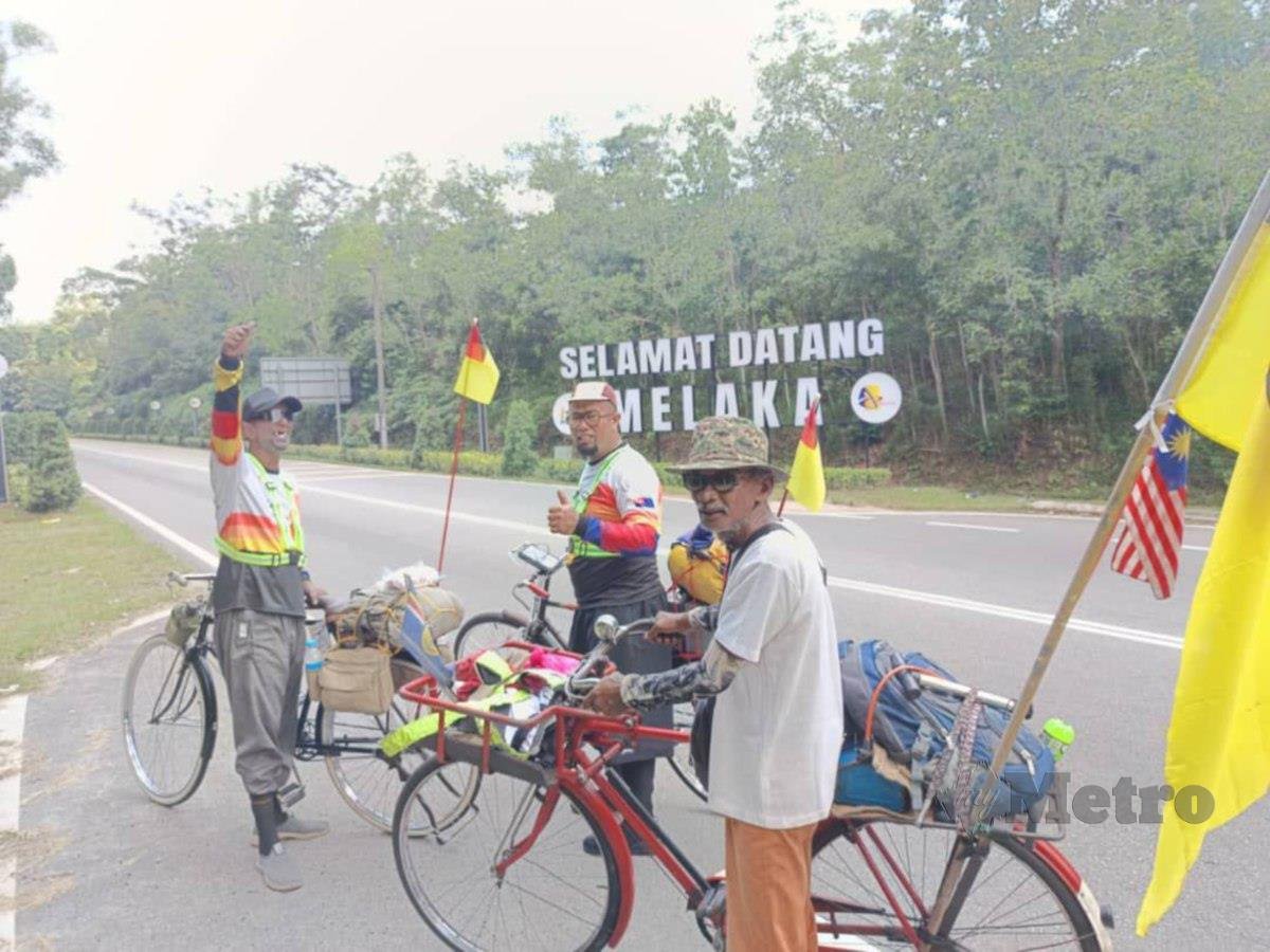 Mohd Ariff Bidin, 43; Mohamad Sarif Mohamed Yusuf, 45 dan Mohd Nasir Abd Wahab, 63, dari Kelab Basikal Tua Seremban (KBTS) berkayuh ke Selat Tebrau, Johor dari Seremban sejauh kira-kira 300 kilometer (km). FOTO IHSAN PEMBACA