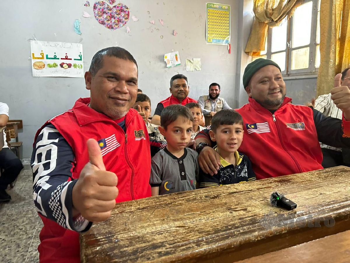 ZULKIFLI (kiri) bersama pelajar di sekolah Muslim Care Malaysia di Ariha di Idlib.