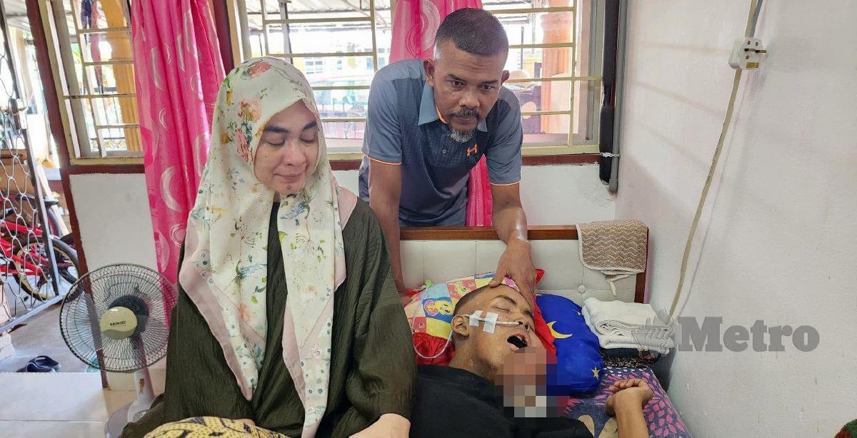 Noor Azian Ahmad dan suaminya, Mohd Nazri Abd Wahab melihat keadaan anak mereka, Muhammad Adib Nazrin, 15, yang menghidap kanser otot menyebabkan bahagian kiri mulutnya bengkak. FOTO ZULIATY ZULKIFFLI