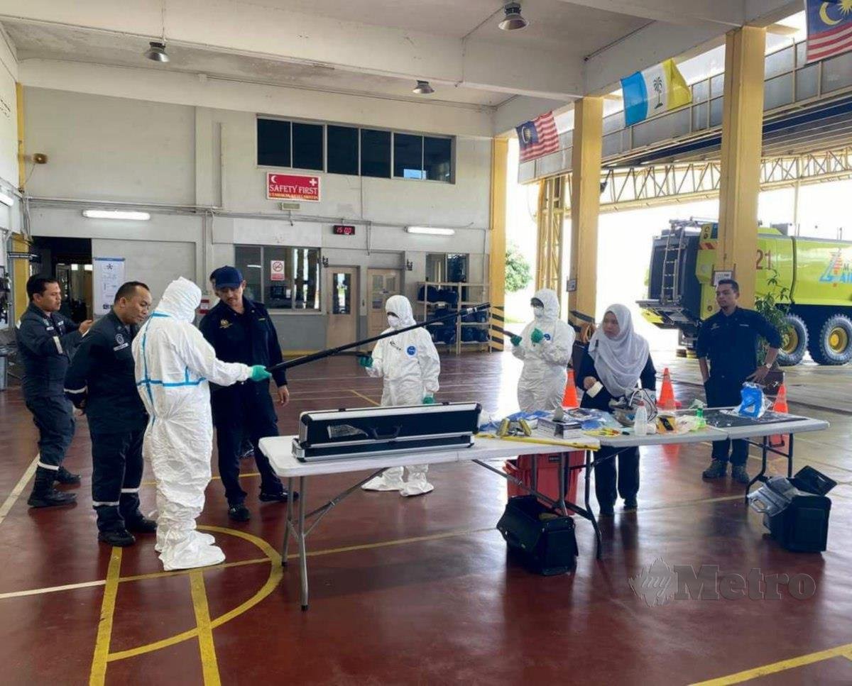 PELBAGAI agensi penyelamat menyertai sesi latihan pengendalian bahan radioaktif bersama dengan Jabatan Tenaga Atom (Atom Malaysia).