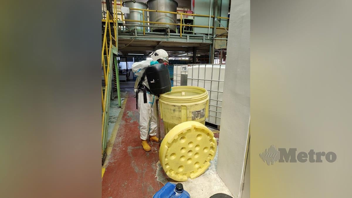 Anggota Bomba melakukan pemeriksaan di lokasi yang dipercayai mengalami kebocoran bahan kimia ammonia di kilang pembuatan sarung tangan getah di kawasan perindustrian Bakar Arang. FOTO IHSAN BOMBA