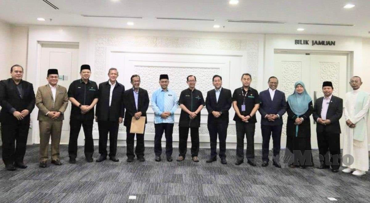 Mohd Na'im (enam dari kiri) bersama rombongan wakil pengurusan tertinggi UIAM yang mengadakan kunjungan hormat ke pejabatnya semalam. FOTO Ihsan pembaca