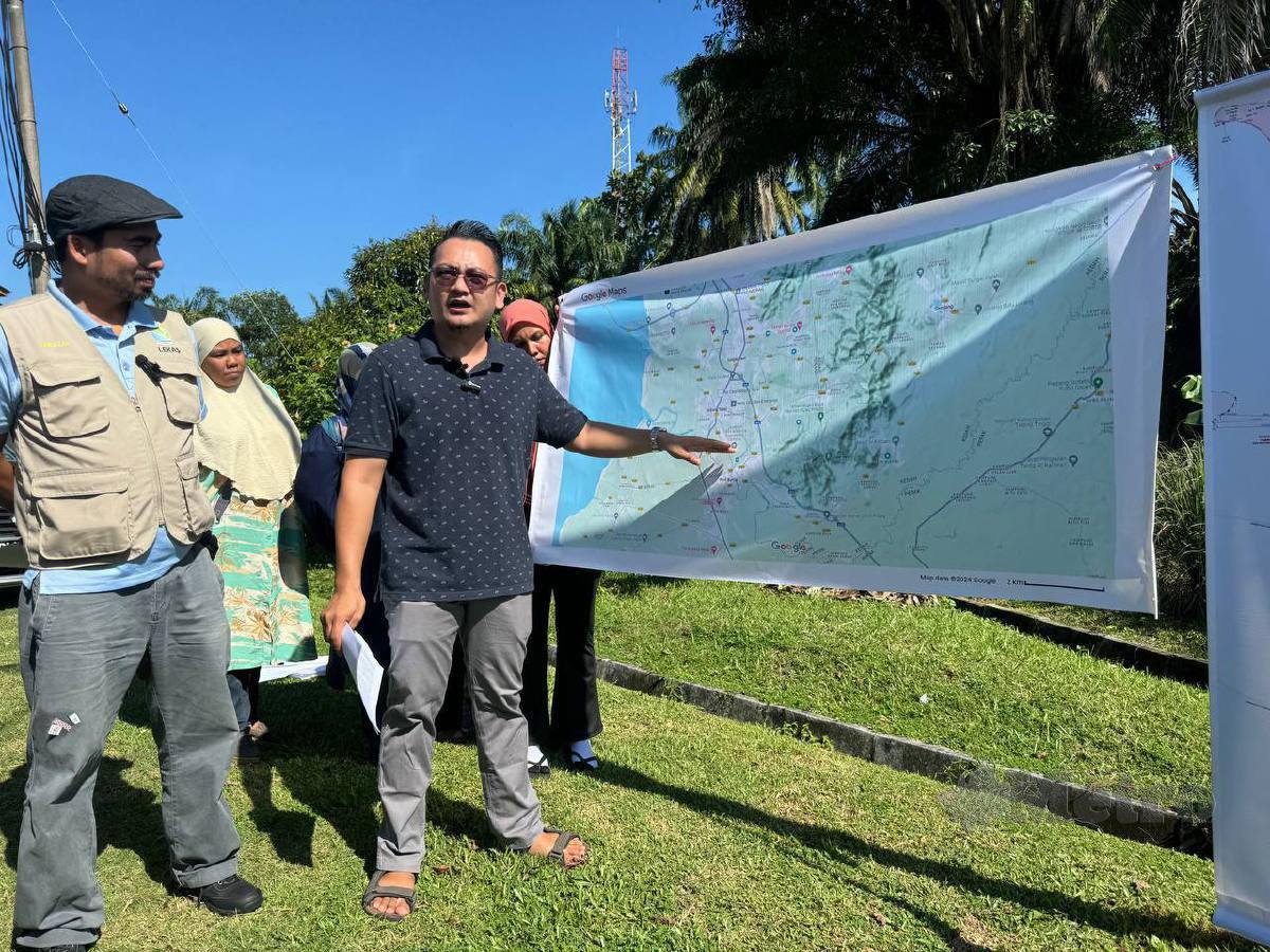 Jawatankuasa Bertindak Masalah Air Mukim 5 Sungai Bakap bersama penduduk mengadakan sidang media berhubung permasalahan air di kawasan itu di Taman Sungai Duri Indah, Nibong Tebal. FOTONNur Izzati Mohamad