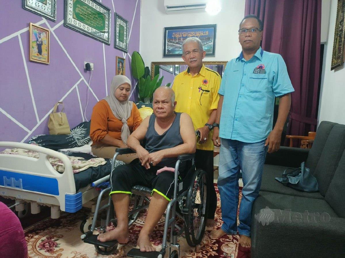 Pesara polis yang diserang strok otak, Khalid Yusof, 64, menerima kunjungan rombongan Persatuan Kebajikan Pesara Pegawai Rendah Polis Negeri Kelantan (PKPPRPNK) yang hadir di kediamannya di Kampung Buluh Poh, Melor, menyerahkan kerusi roda untuk kegunaannya. FOTO SITI ROHANA IDRIS