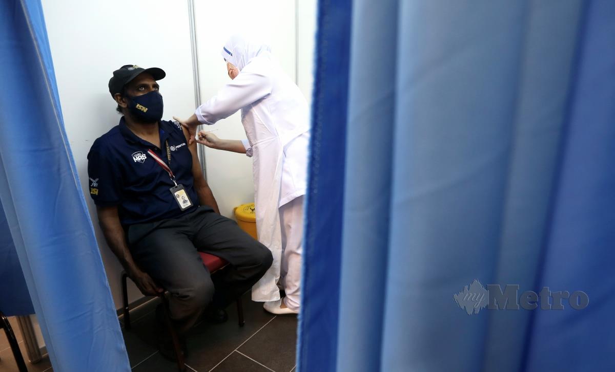 Petugas kesihatan menyuntik penerima yang hadir bagi mendapatkan suntikan vaksin di Pusat Pemberian Vaksin (PPV), Axiata Arena, Bukit Jalil, Kuala Lumpur. FOTO MOHAMAD SHAHRIL BADRI SAALI