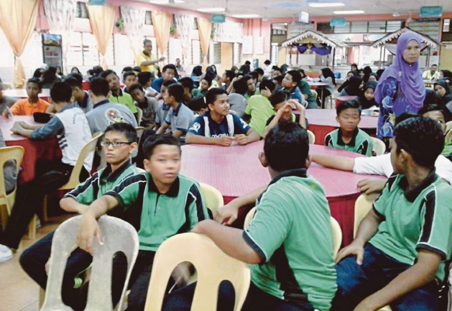 SEBAHAGIAN pelajar yang mengalami keracunan makanan berkumpul di dewan asrama.