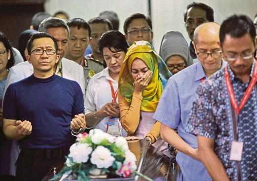KAUM keluarga berdoa pada upacara penyerahan jenazah Hayati Lutfiah Hamid, 39, mangsa kemalangan pesawat QZ8501 di Surabaya. 