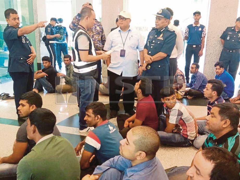 DR Aminuddin (tengah) memeriksa warga asing yang ditahan dalam Operasi Sesak Warga Asing di Presint 15, Putrajaya. 