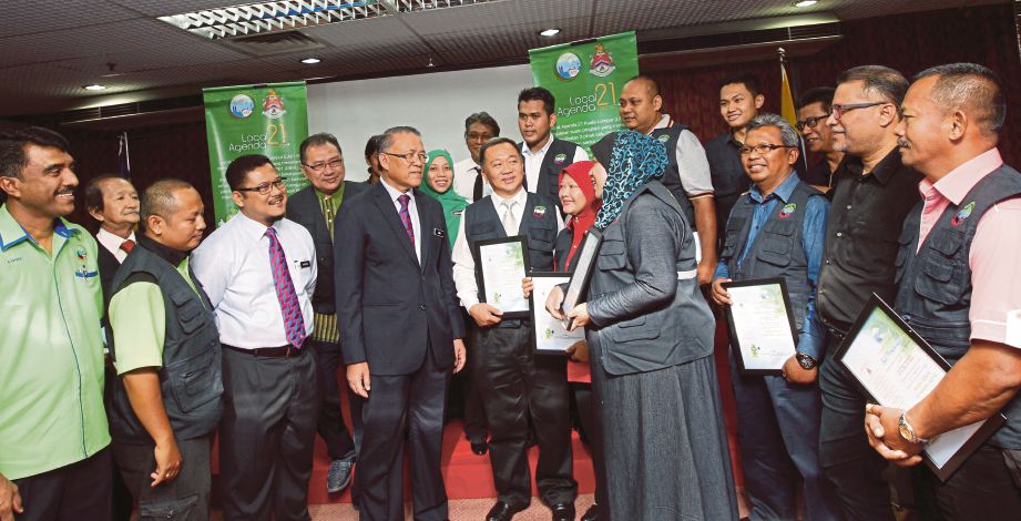 MHD Amin (enam dari kiri) dan Khairul Anuar (empat dari kiri) bersama peserta pada MoU, semalam.