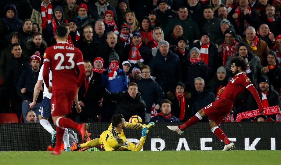 SALAH (kanan) jaring dua gol Liverpool. FOTO/AFP 