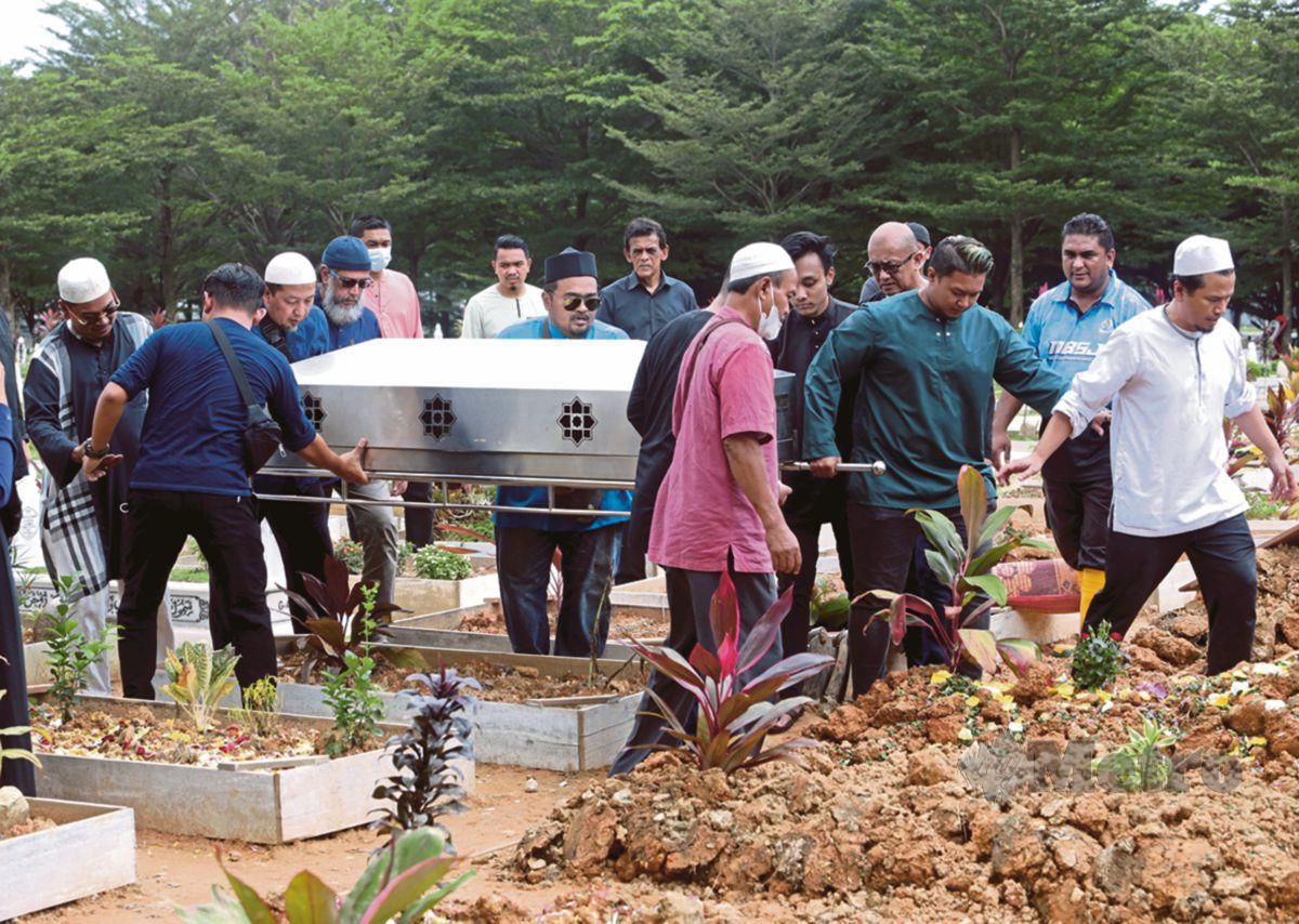 JENAZAH Allahyarhamah Julie selamat dikebumikan di Subang Jaya, semalam. 