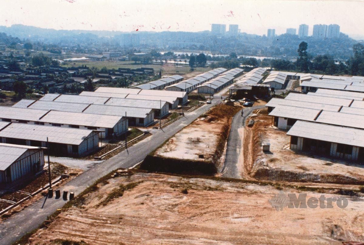 PENEMPATAN rumah setinggan di Pantai Dalam, Kuala Lumpur pada 1991. 
