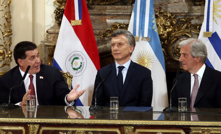 CARTES (kiri) bersama Presiden Argentina, Mauricio Macri (tengah) dan Presiden Uruguay, Tabare Vazquez ketika sidang media mengenai bidaan Piala Dunia 2030. FOTO/REUTERS   
