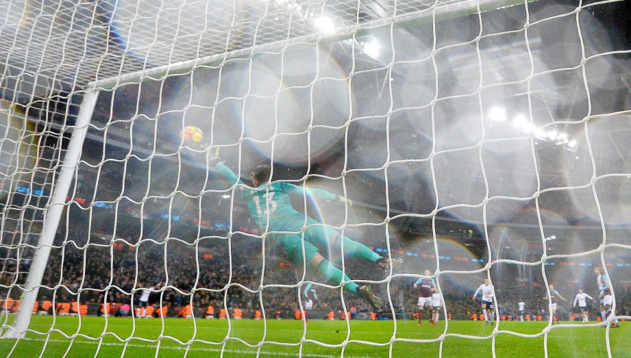 PENJAGA gol West Ham, Adrian (tengah) gagal menangkap bola sepakan Heung-Min. FOTO/AFP   