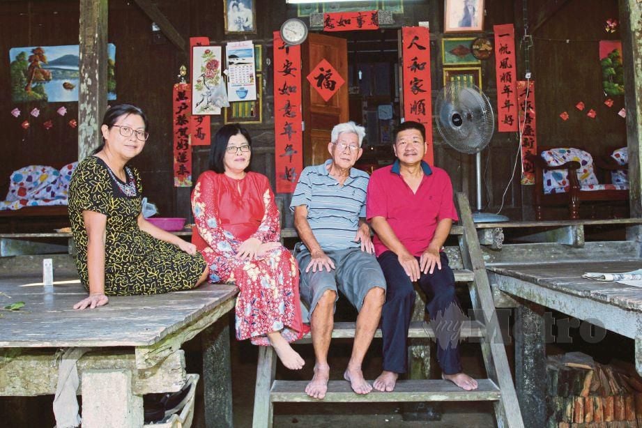 KIM Kee (kiri) bersama  Kim Jim (dua dari kiri) serta  Chu Tuoa (kanan) antara tujuh bersaudara menjadi guru ketika ditemui di Kampung Sakar Sungai.