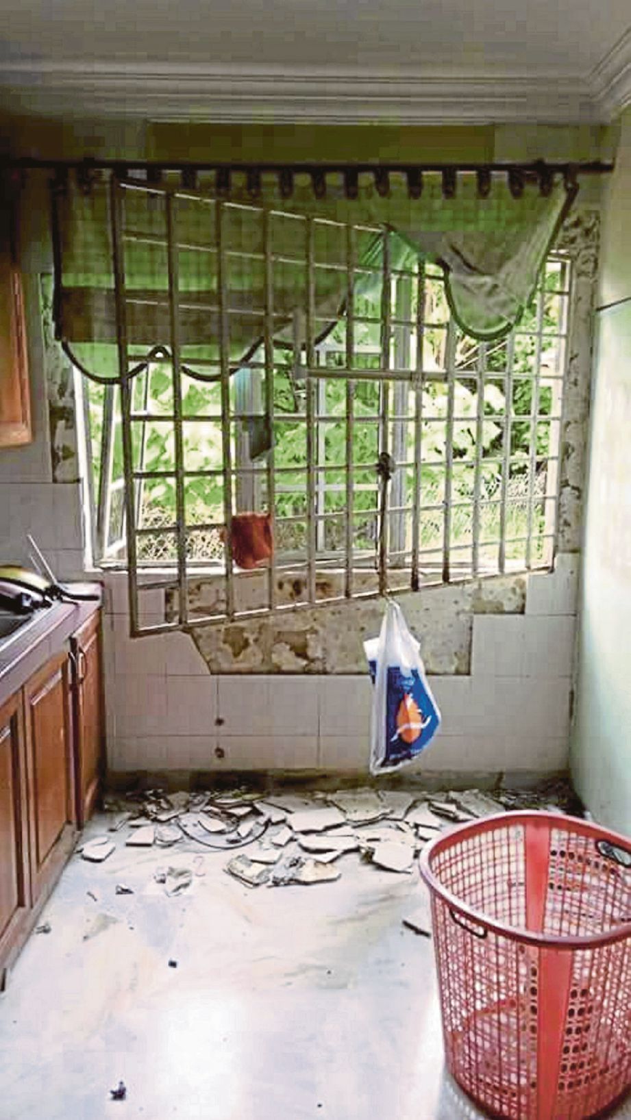 PENJENAYAH memecah masuk rumah mangsa melalui tingkap dapur.