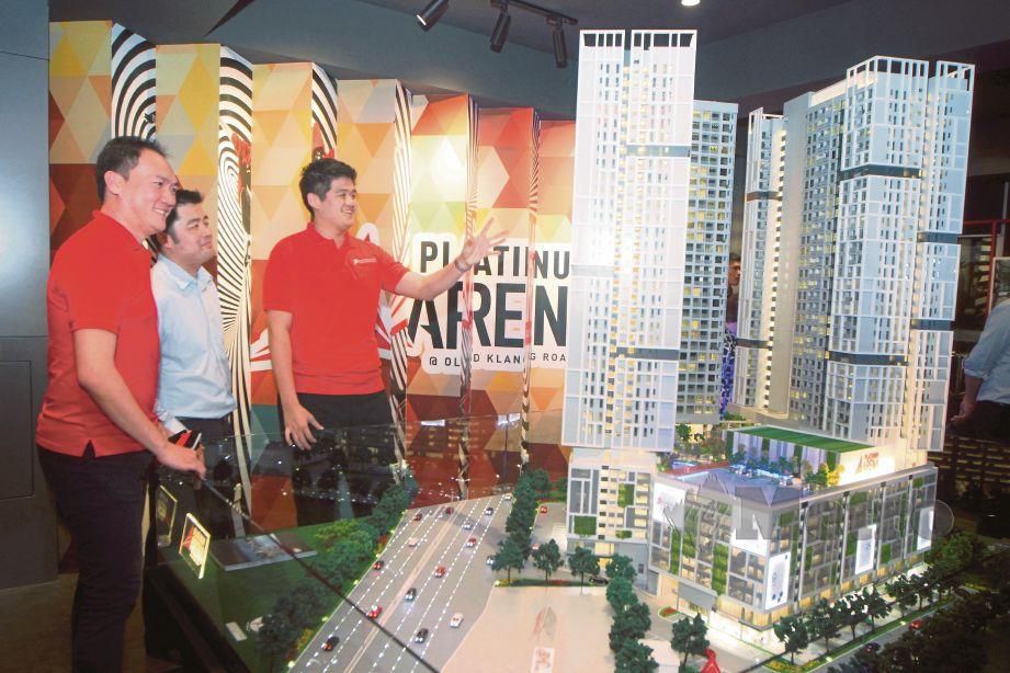 DARI kiri, Vincent, Gary  dan  Gan  melihat  replika projek perumahan pada majlis pratonton media dan pelancaran projek terbaru Platinum ARENA di Jalan Klang Lama. FOTO Zulfadhli Zulkifli 