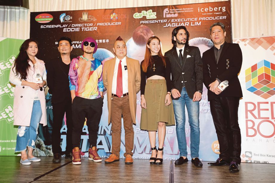   LIM (empat dari kiri) bersama pelakon filem Amazing Titanman di Pavillion Kuala Lumpur, semalam. 