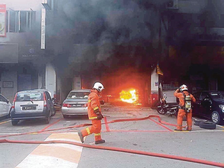 ANGGOTA bomba memadam kebakaran di sebuah bengkel di Jalan SL 1/2, Bandar Sungai Long, Kajang, semalam.