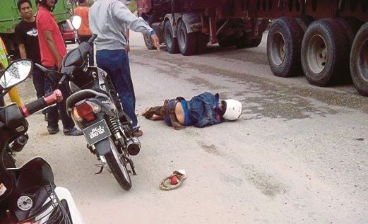 MANGSA maut apabila motosikal  ditunggangnya  kemalangan  membabitkan dua lori di Jalan Tampoi Lama, Johor Bahru.