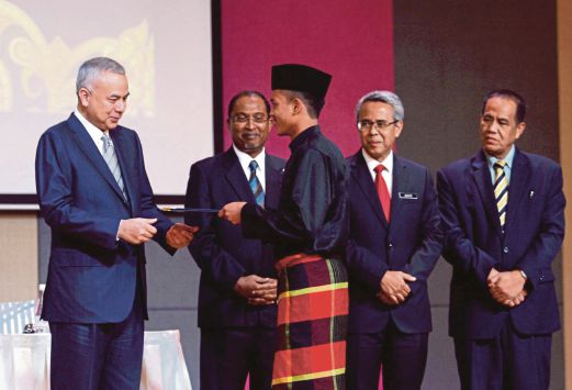 SULTAN Nazrin menyampaikan hadiah kepada pelajar Kolej Melayu Kuala Kangsar, Mohamad Razeikh Md Rizal yang memenangi pertandingan pidato Bahasa Melayu kategori Menengah Atas sempena Pertabalan Sultan Perak ke-35.