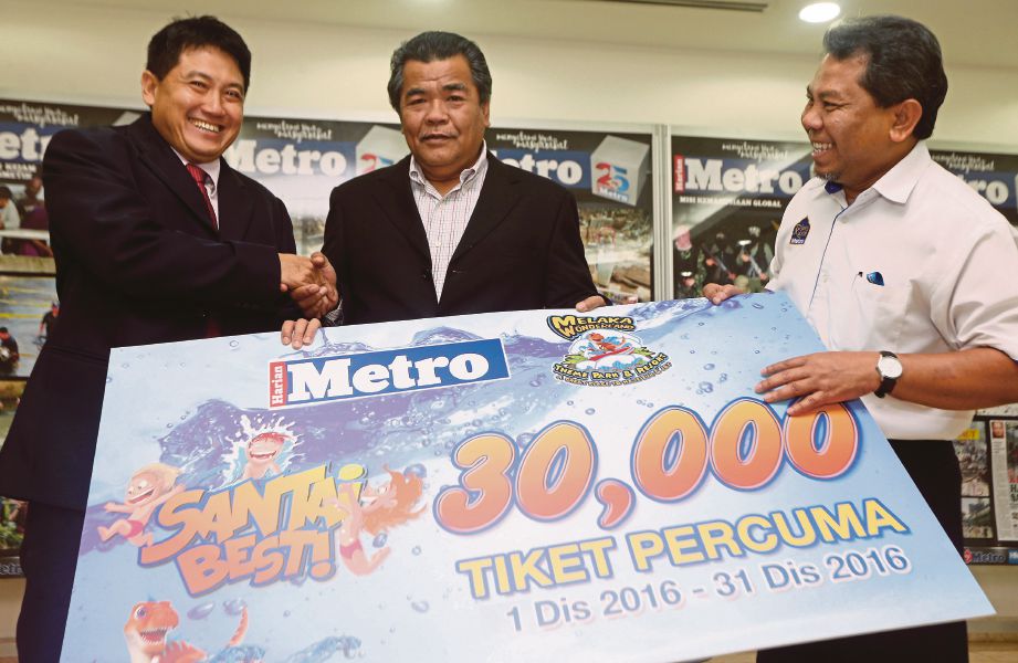 MUSTAPA (tengah) bersama  Seow (kiri) pada majlis penyerahan 30,000 tiket percuma Program Santai Best Harian Metro kepada pembaca sambil disaksikan Othman.