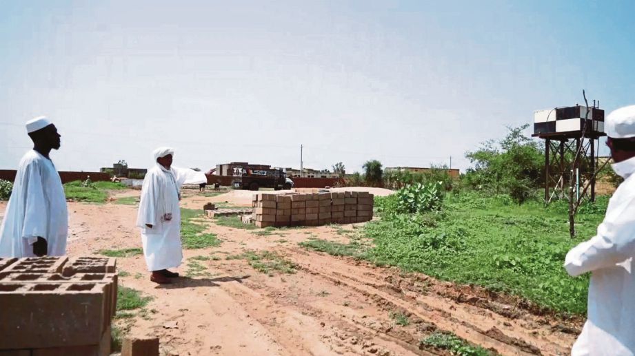  TAPAK tanah untuk pembinaan madrasah di tanah yang diwakafkan penduduk Sudan.