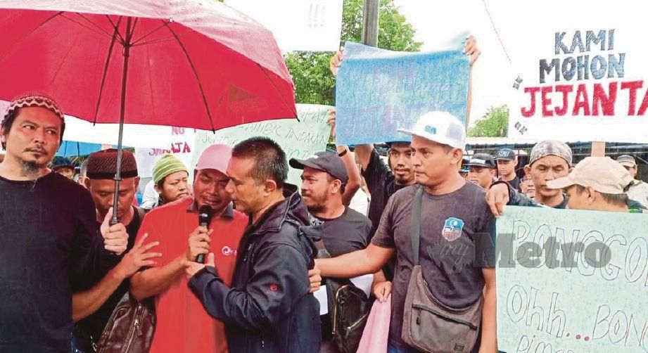 ZAIDI  (tengah) sebak ketika menyertai demonstrasi  berhampiran SK Olak Lempit.