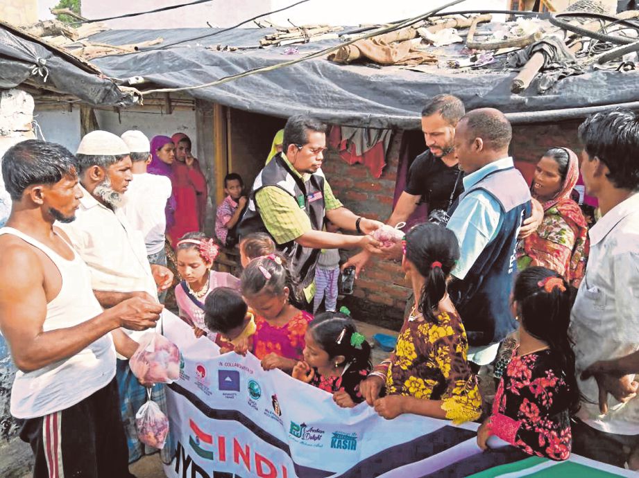 AHMAD Tarmizi menyerahkan sumbangan MAPIM kepada pelarian di Hyderabad, India.