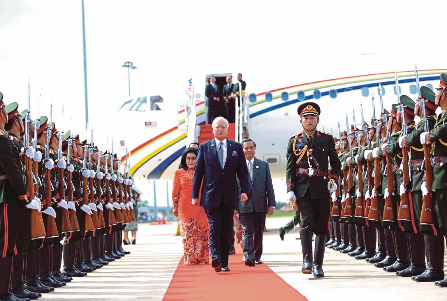 Najib  bersama isteri, Datin Seri Rosmah Mansor tiba di Lapangan Terbang Antarabangsa Wattay untuk menghadiri Persidangan Kemuncak ASEAN Ke-28 dan 29 di Vientiane.