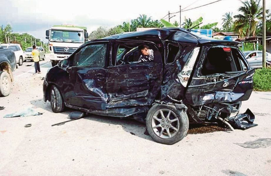 KEADAAN kereta  dinaiki mangsa yang remuk dalam kemalangan di Batu 11 Lekir, Sitiawan.