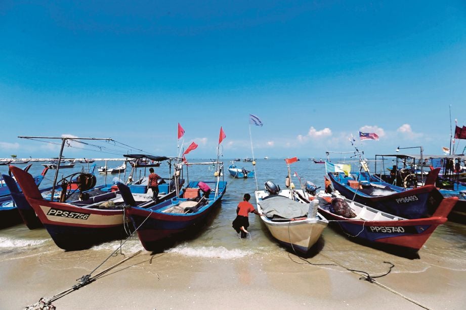  BOT  nelayan ditambat di pesisir Pantai Tanjung Tokong.
