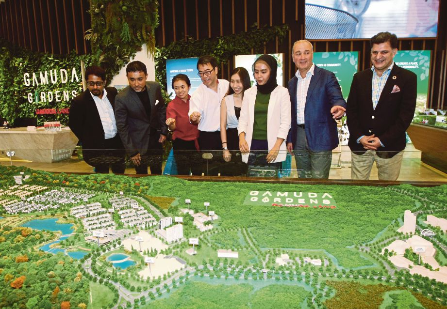 NGAN (empat dari kiri) dan McDonald (dua dari kanan) melihat replika projek perbandaran Gamuda Gardens pada majlis menandatangani perjanjian persefahaman (MoU).