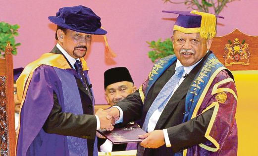  TUANKU Syed Sirajuddin  menganugerahkan  Ijazah Kehormat Doktor Undang-Undang kepada Sultan Hassanal Bolkiah, semalam. 